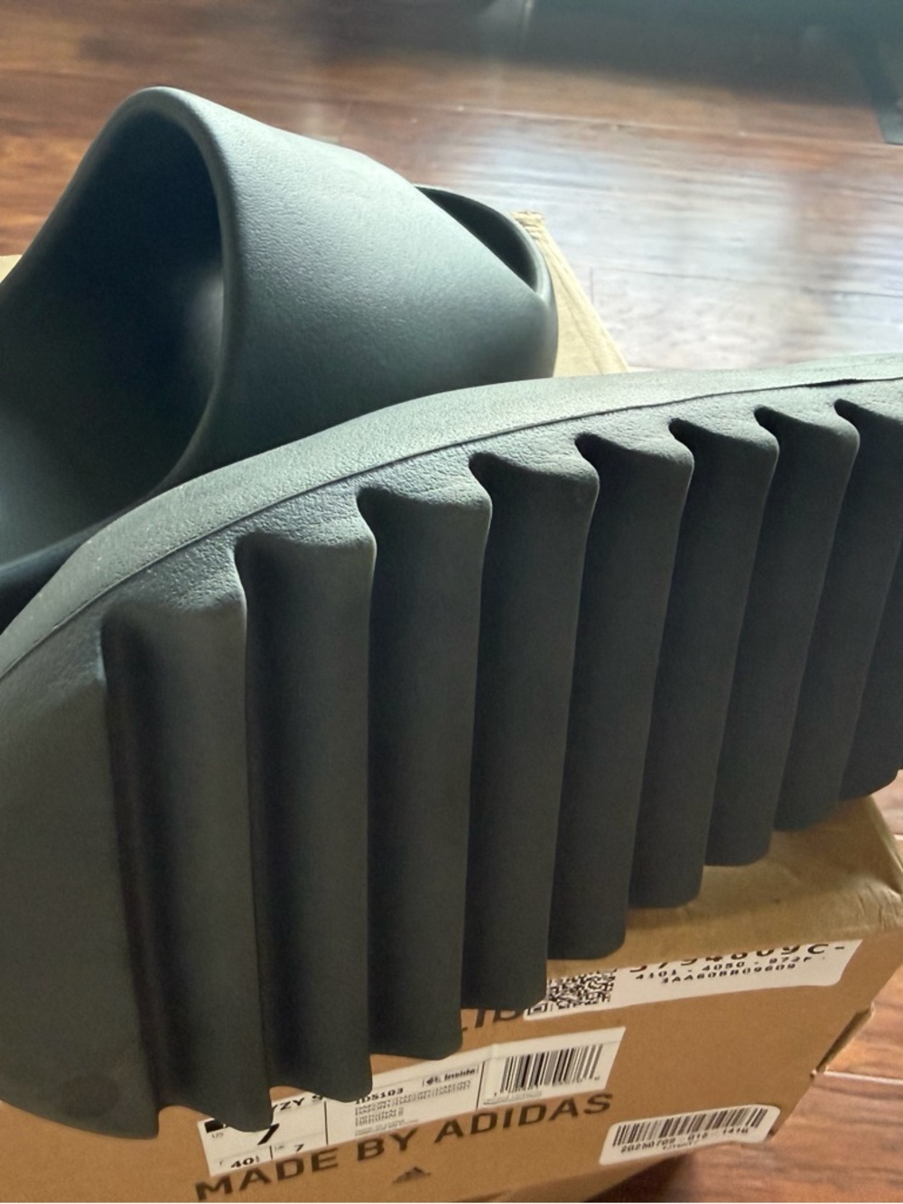 adidas Yeezy Slide Size 7 Dakony - Onyx - Picture 4 of 12